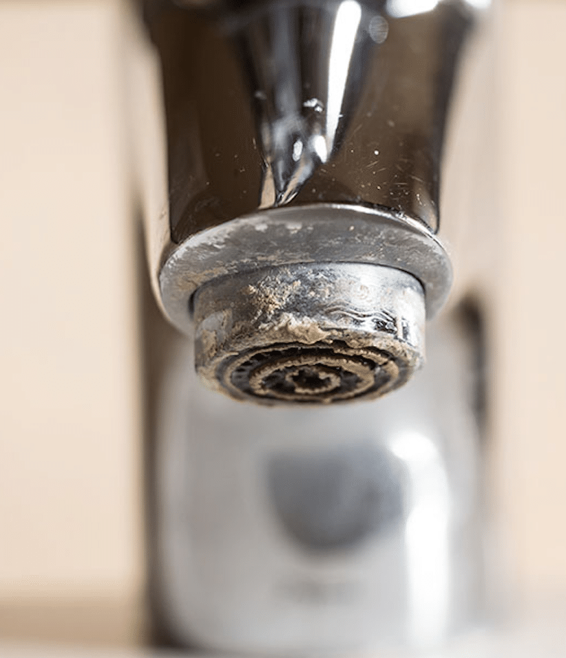 taches d'eau dure sur le robinet