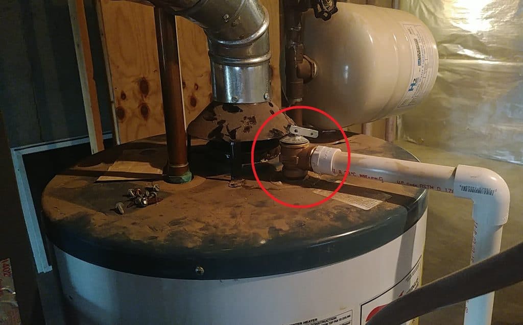 Fuga en el calentador de agua: válvula de alivio de presión y temperatura 